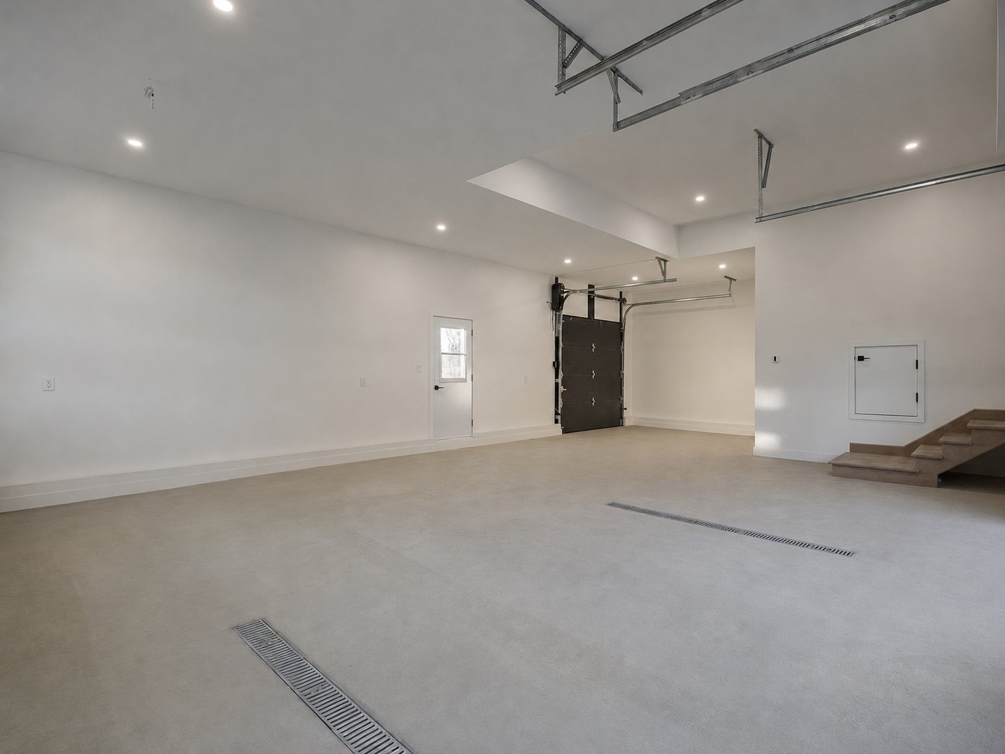 Photo - Garage