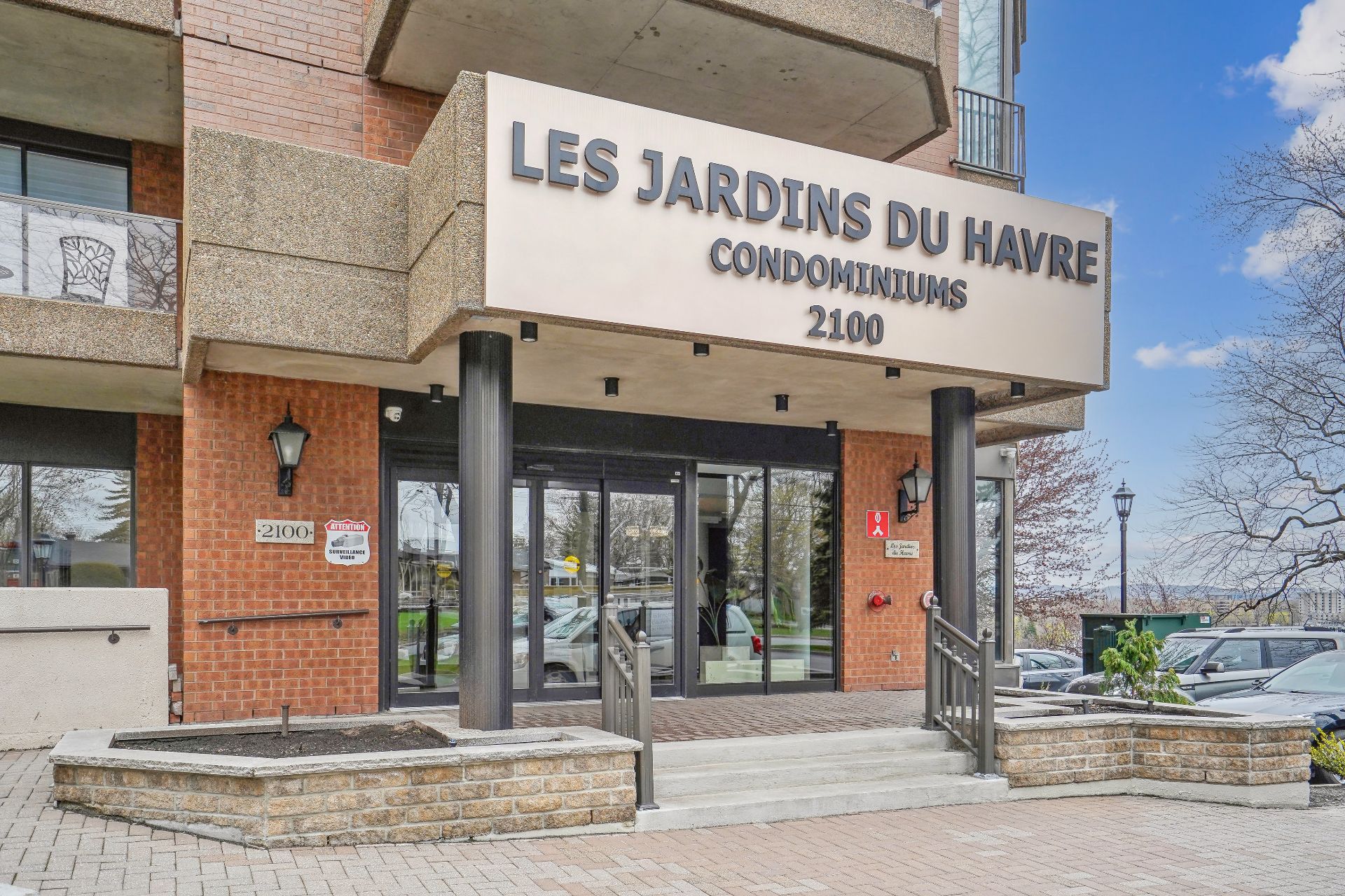 Photo - Façade