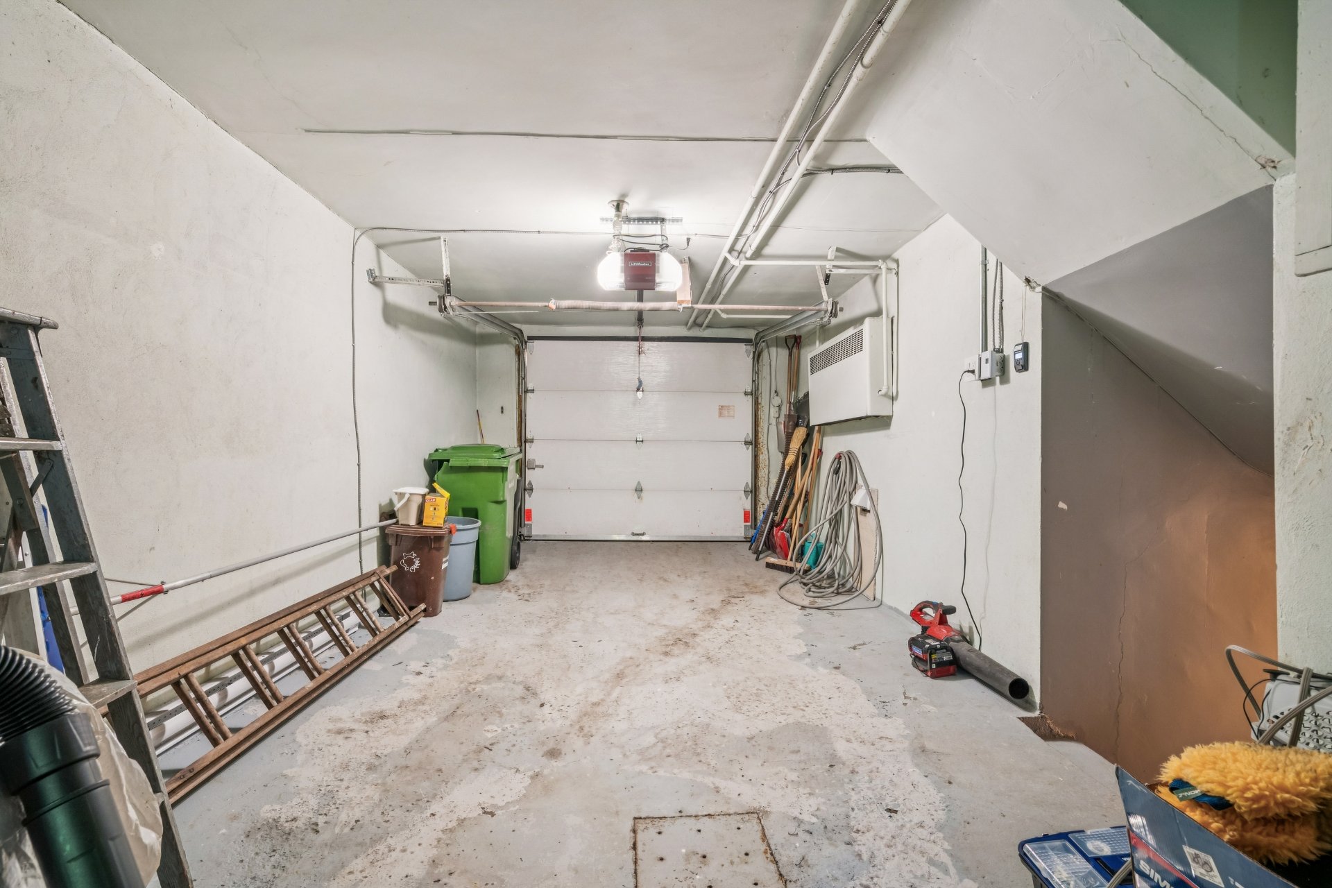 Photo - Garage