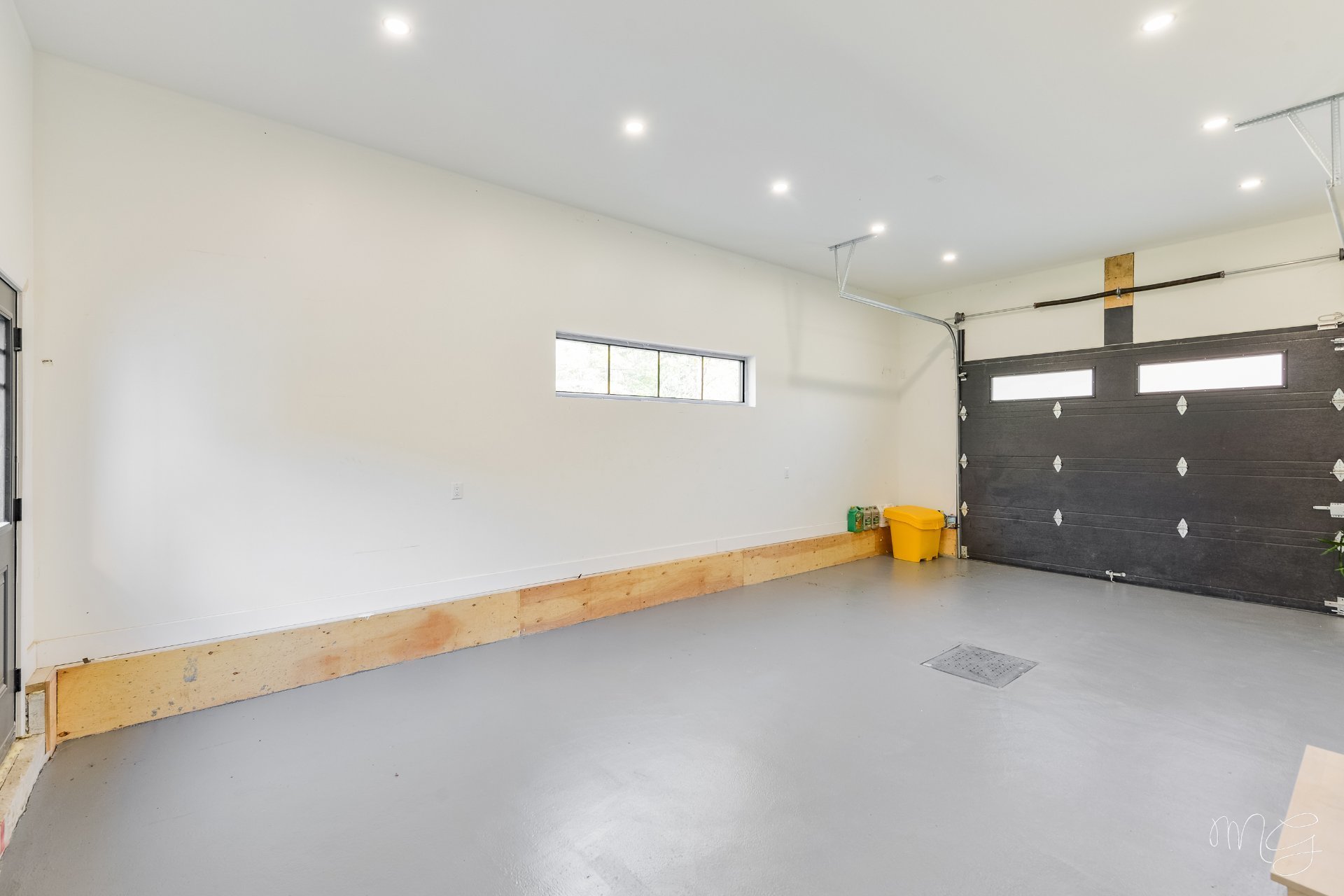Photo - Garage