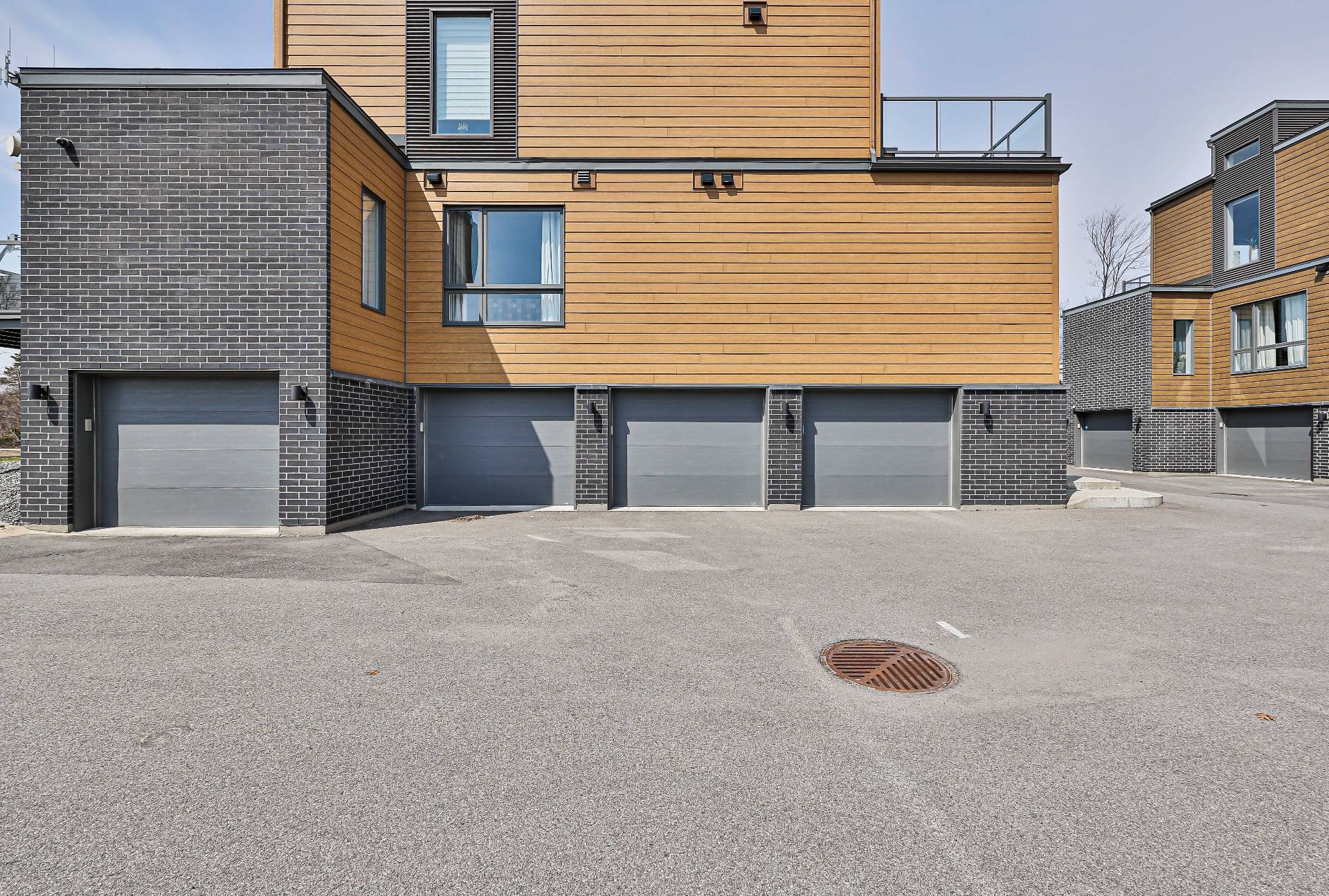 Photo - Garage