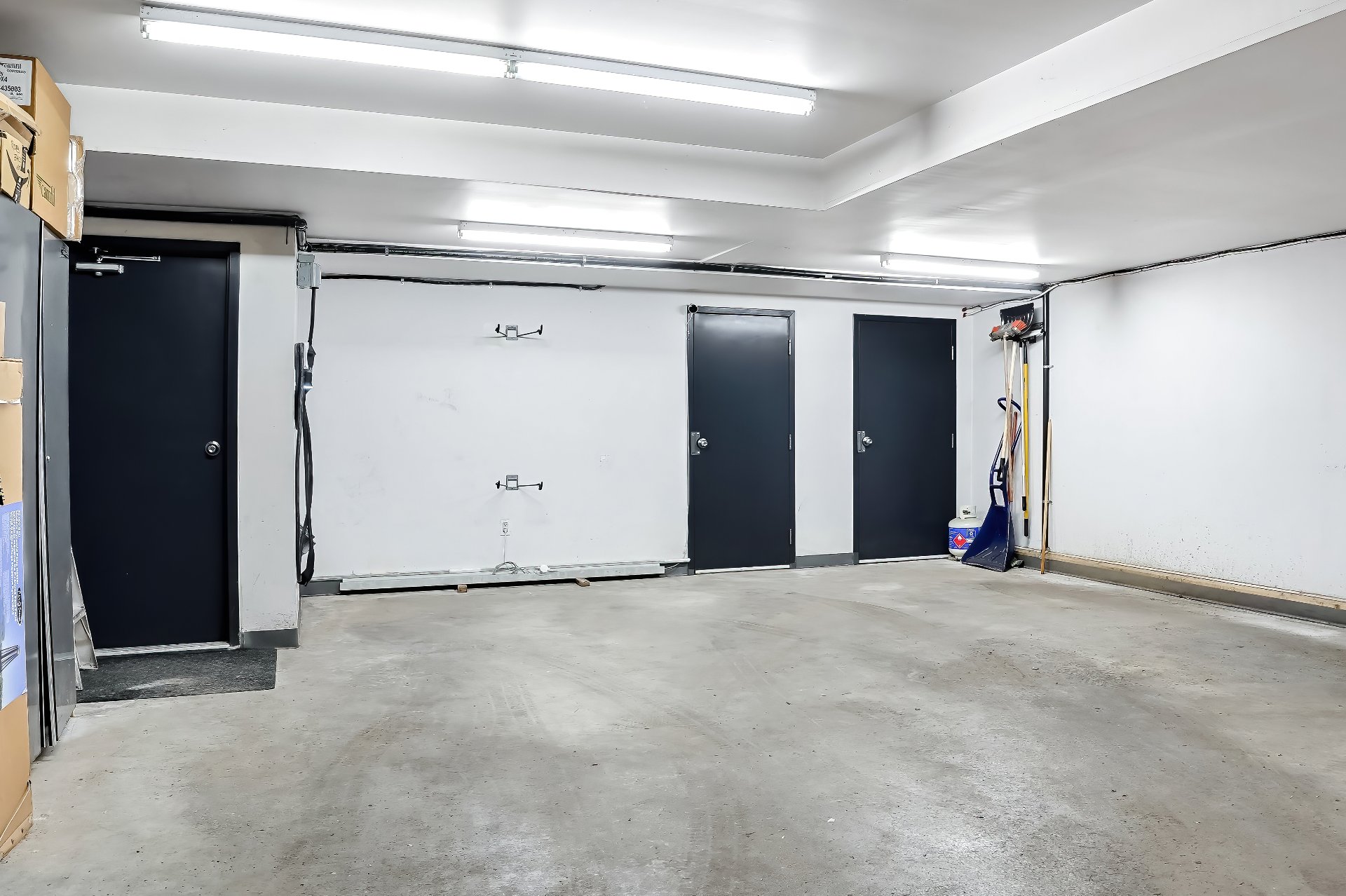 Photo - Garage