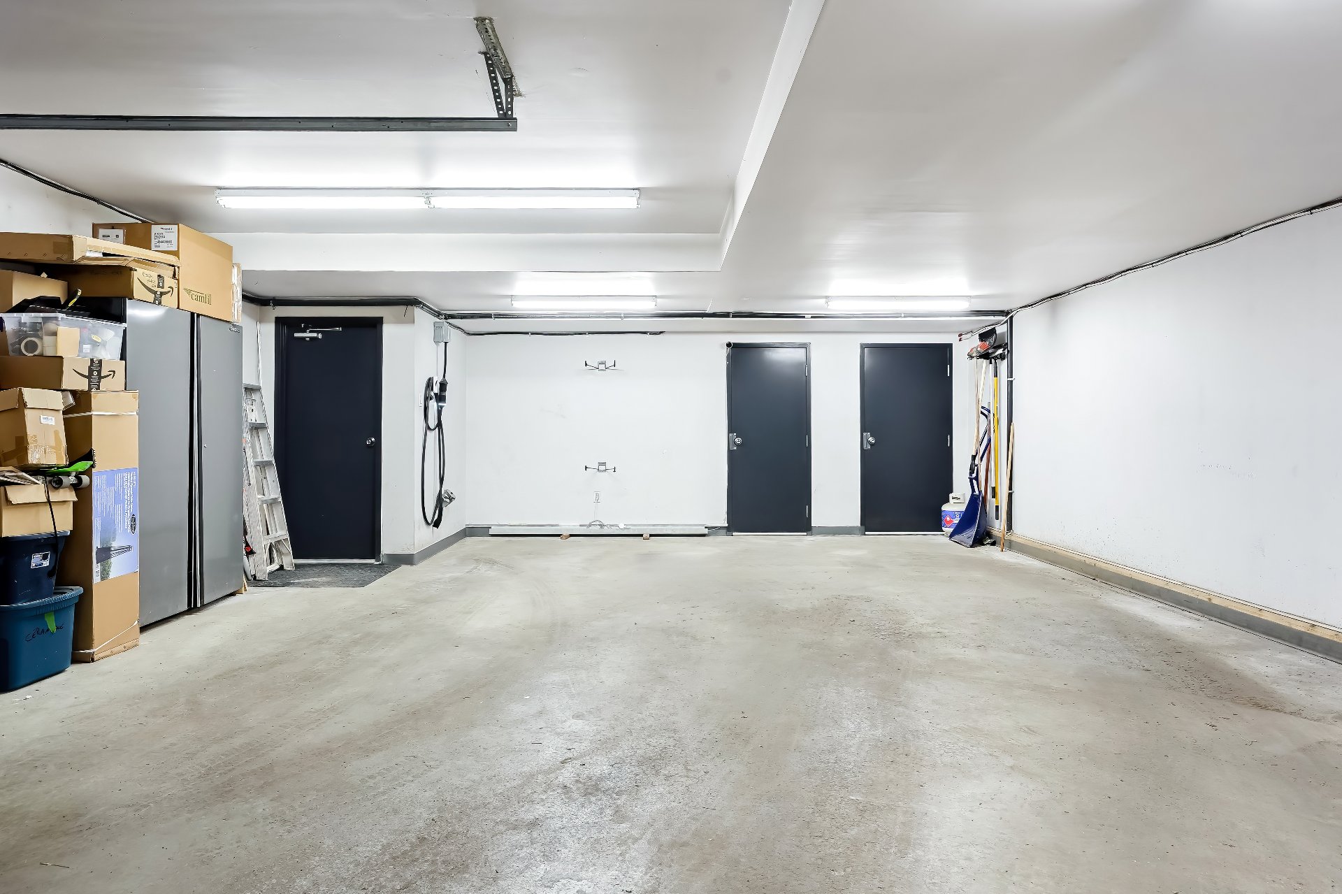 Photo - Garage