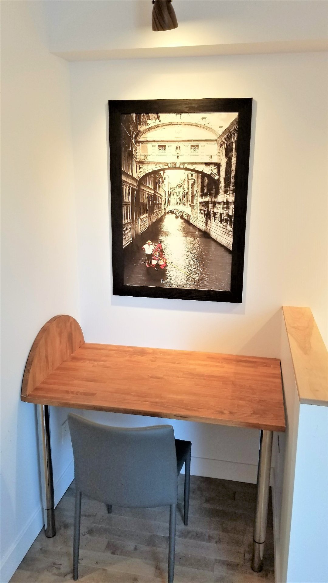 Photo - Bureau