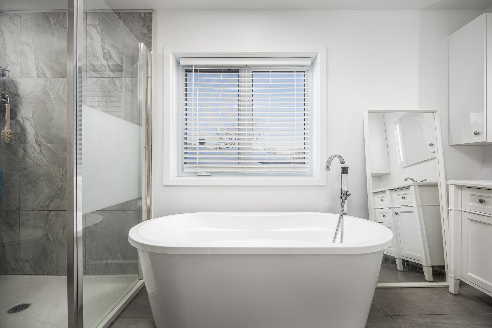 Photo - Ensuite bathroom