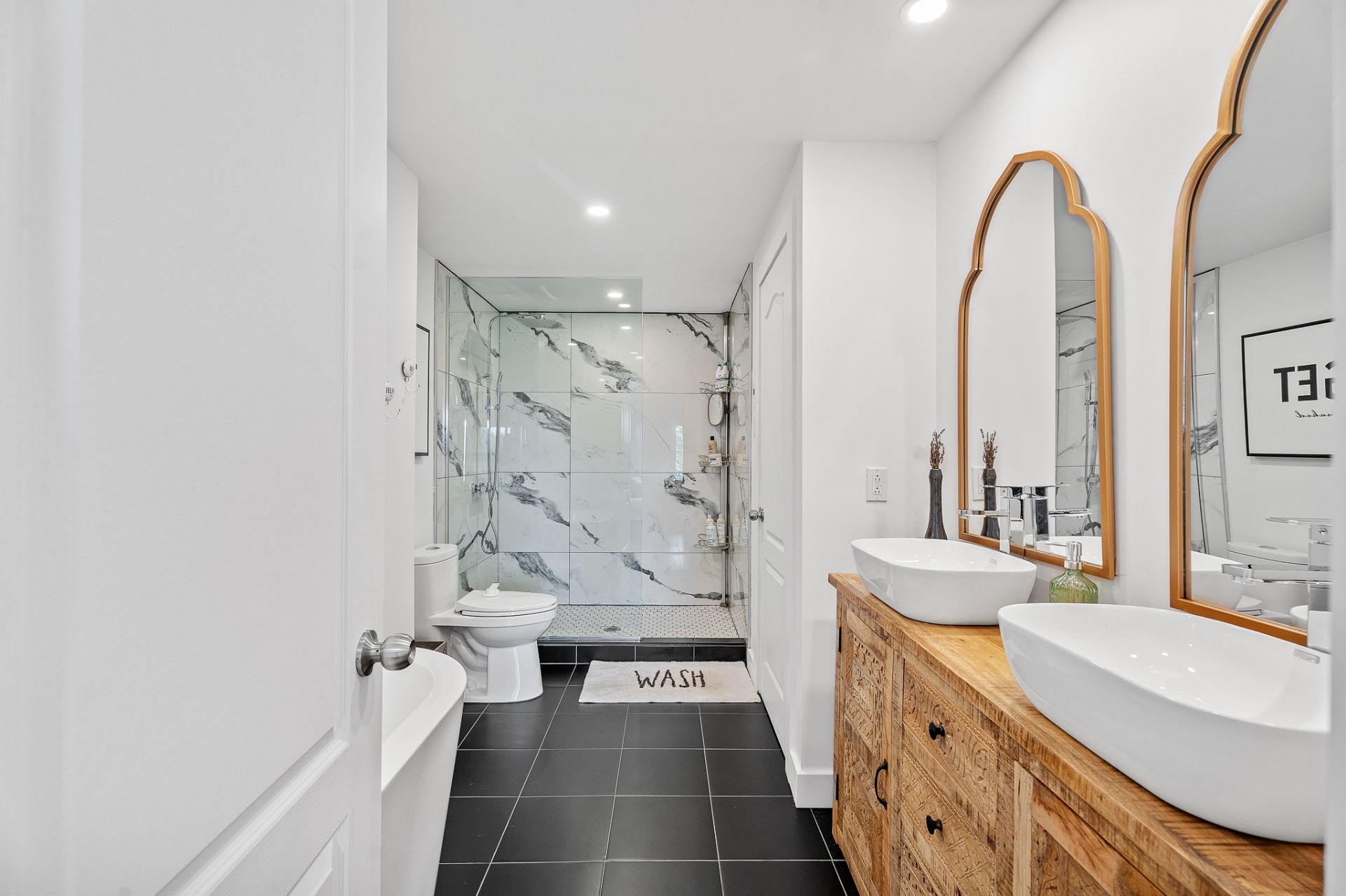 Photo - Ensuite bathroom