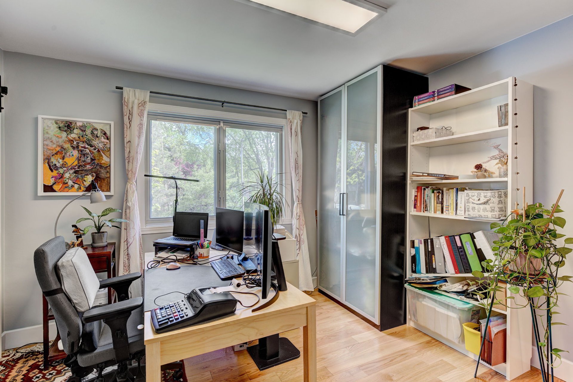 Photo - Bureau