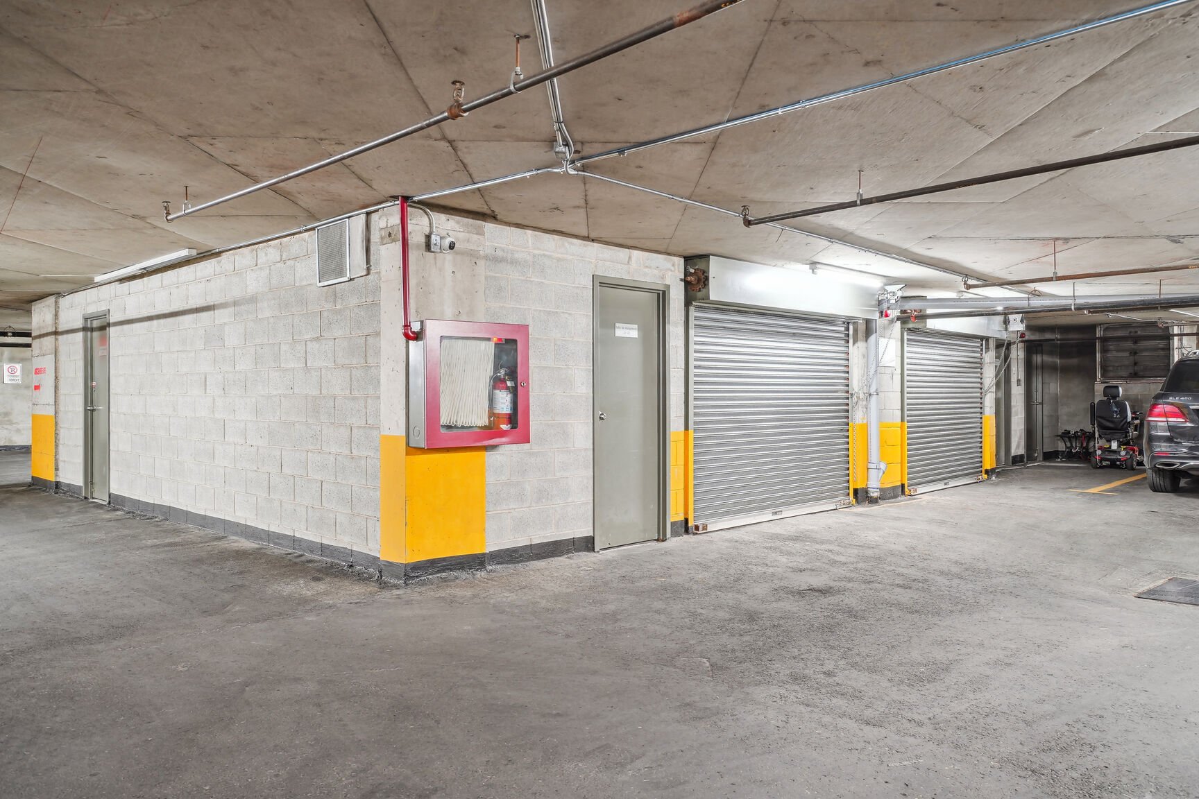 Photo - Garage