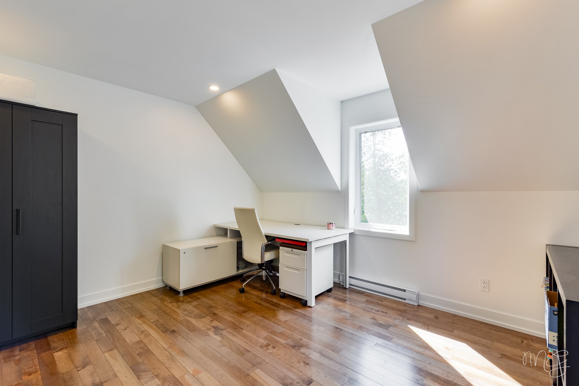 Photo - Bureau