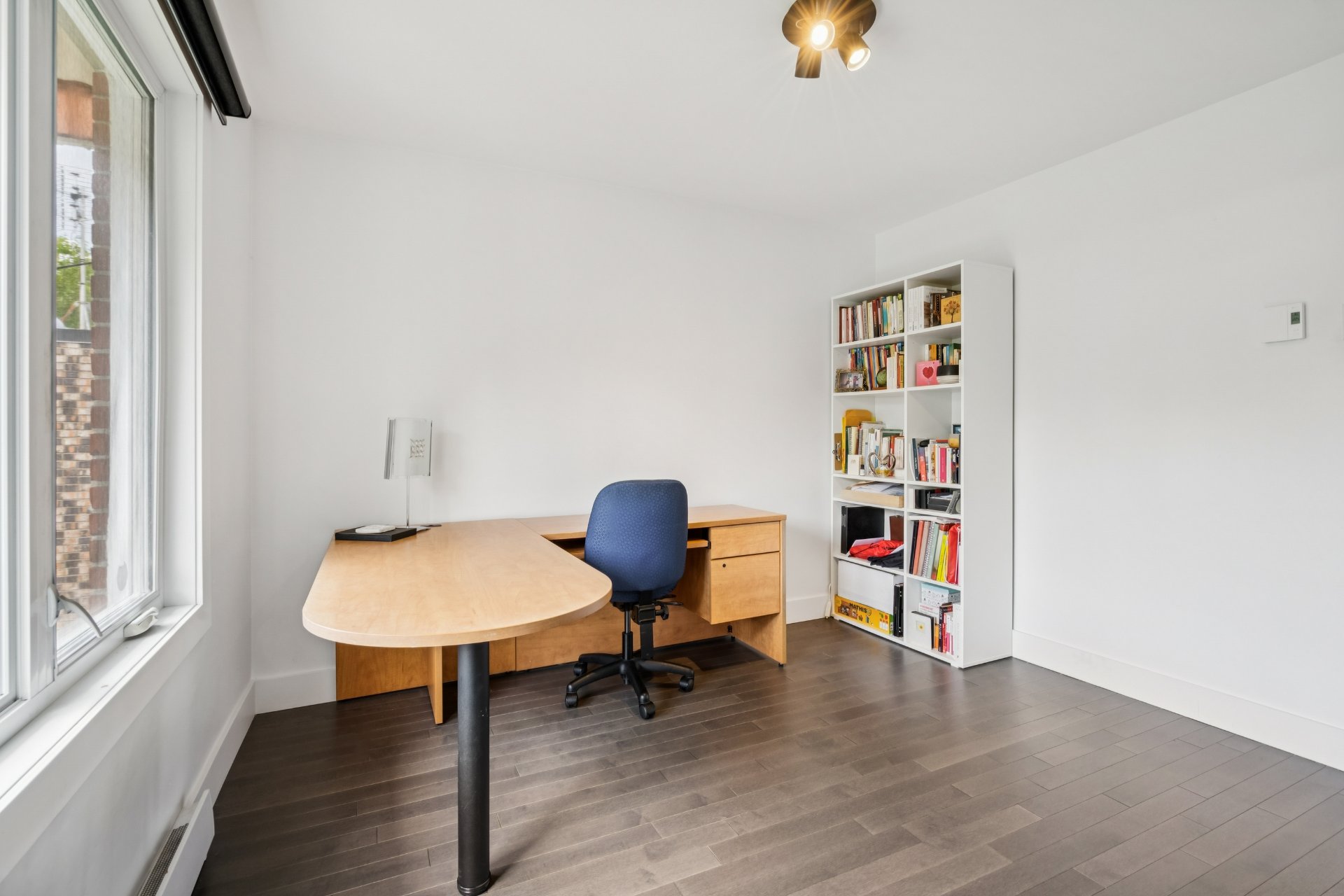 Photo - Bureau