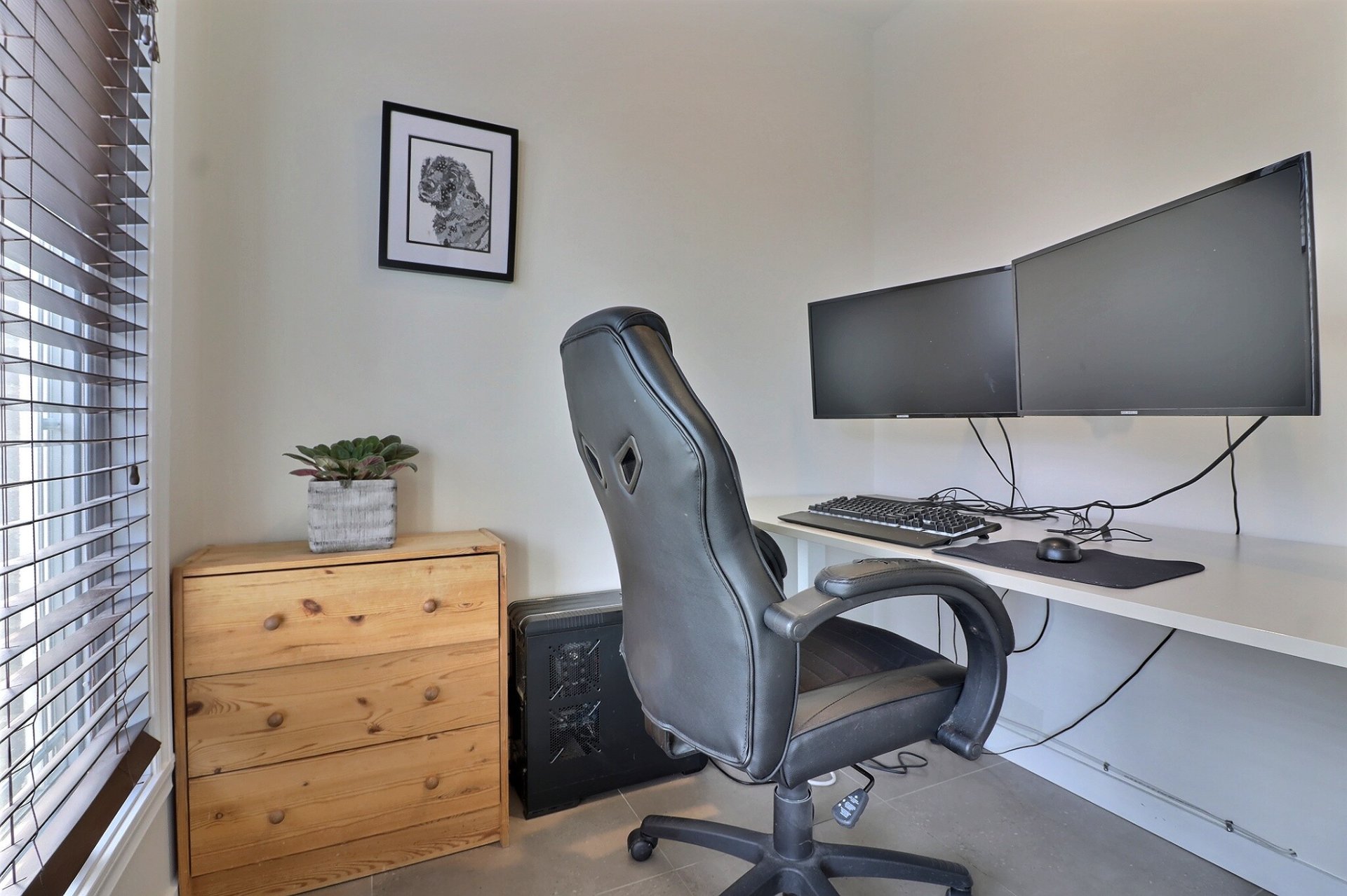 Photo - Bureau