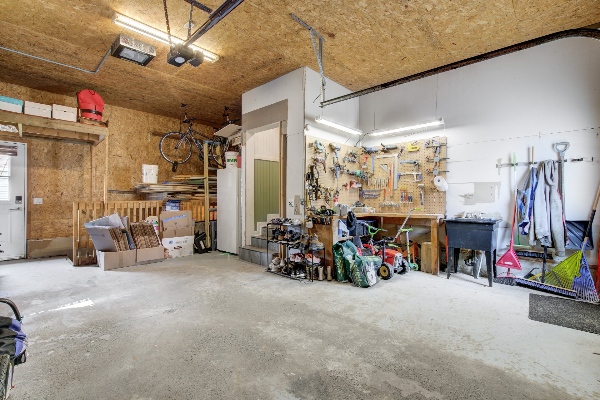 Photo - Garage