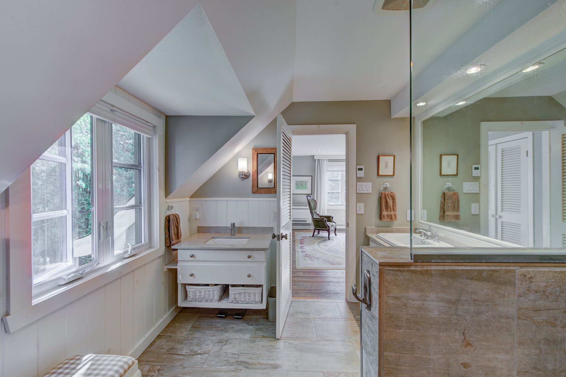 Photo - Ensuite bathroom