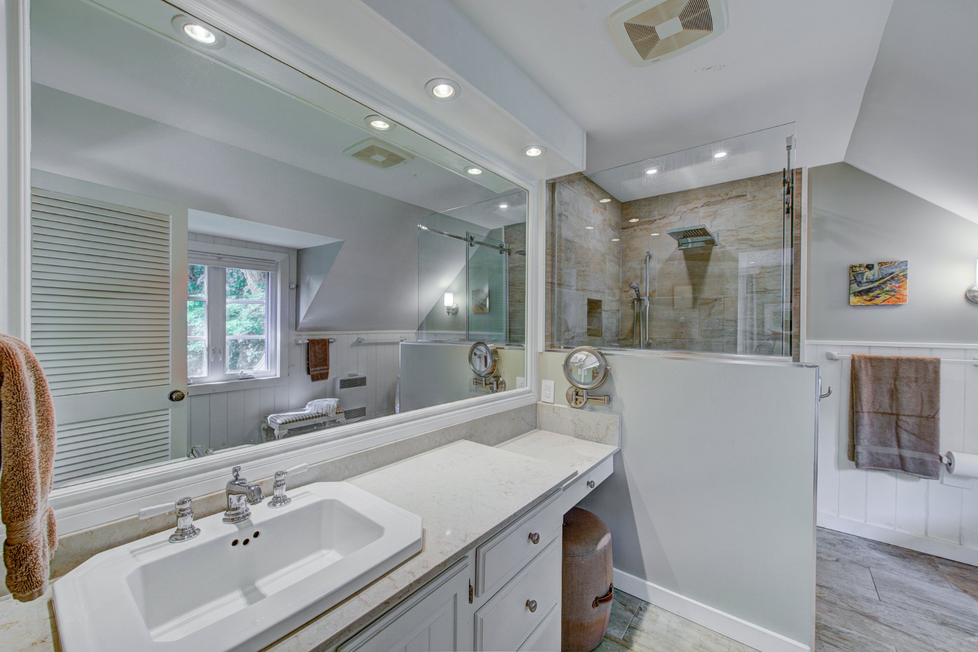 Photo - Ensuite bathroom