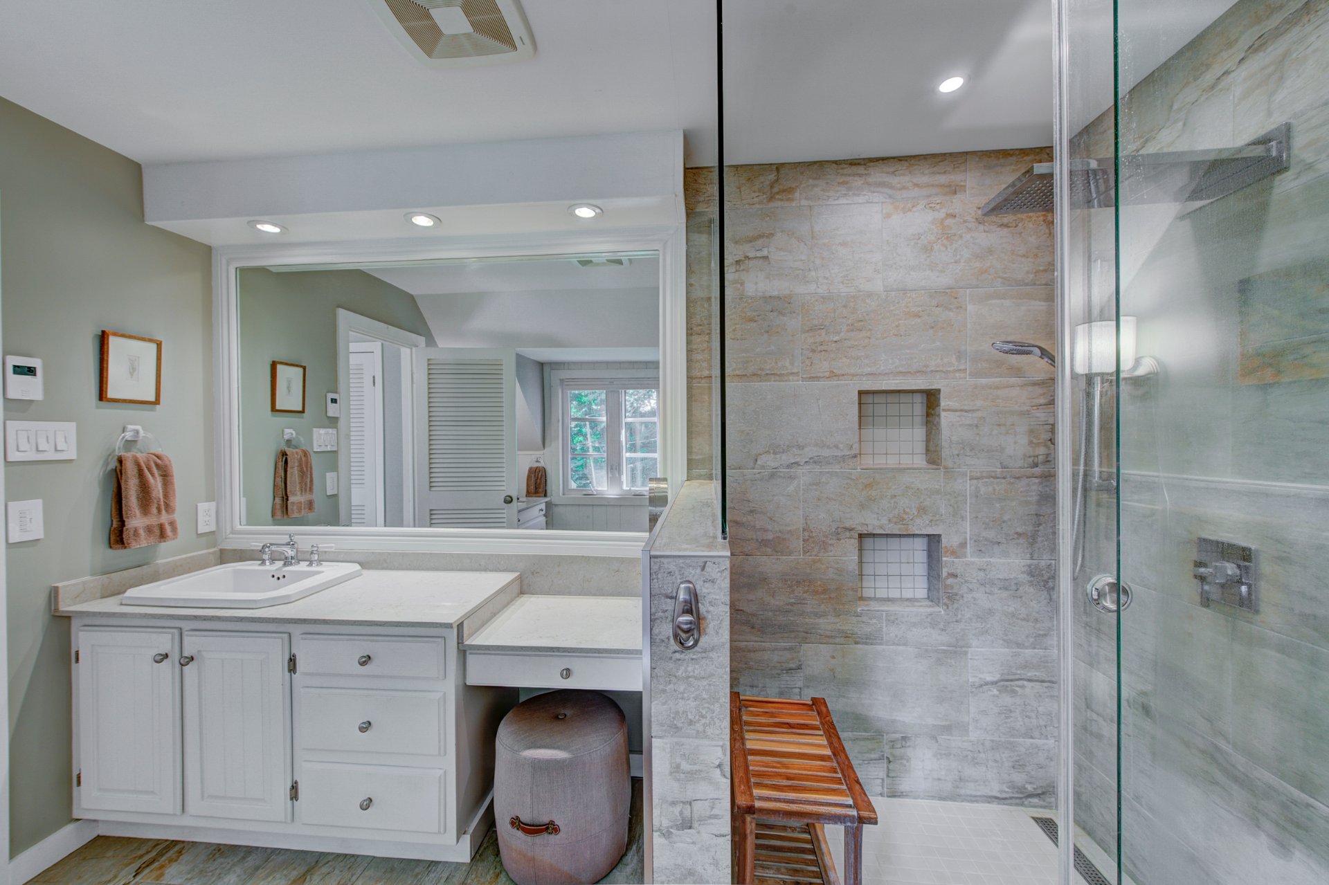 Photo - Ensuite bathroom