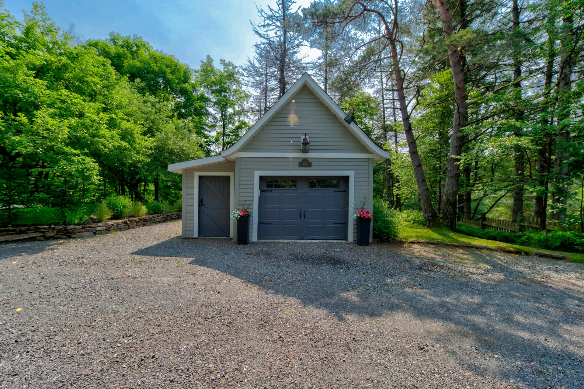 Photo - Garage