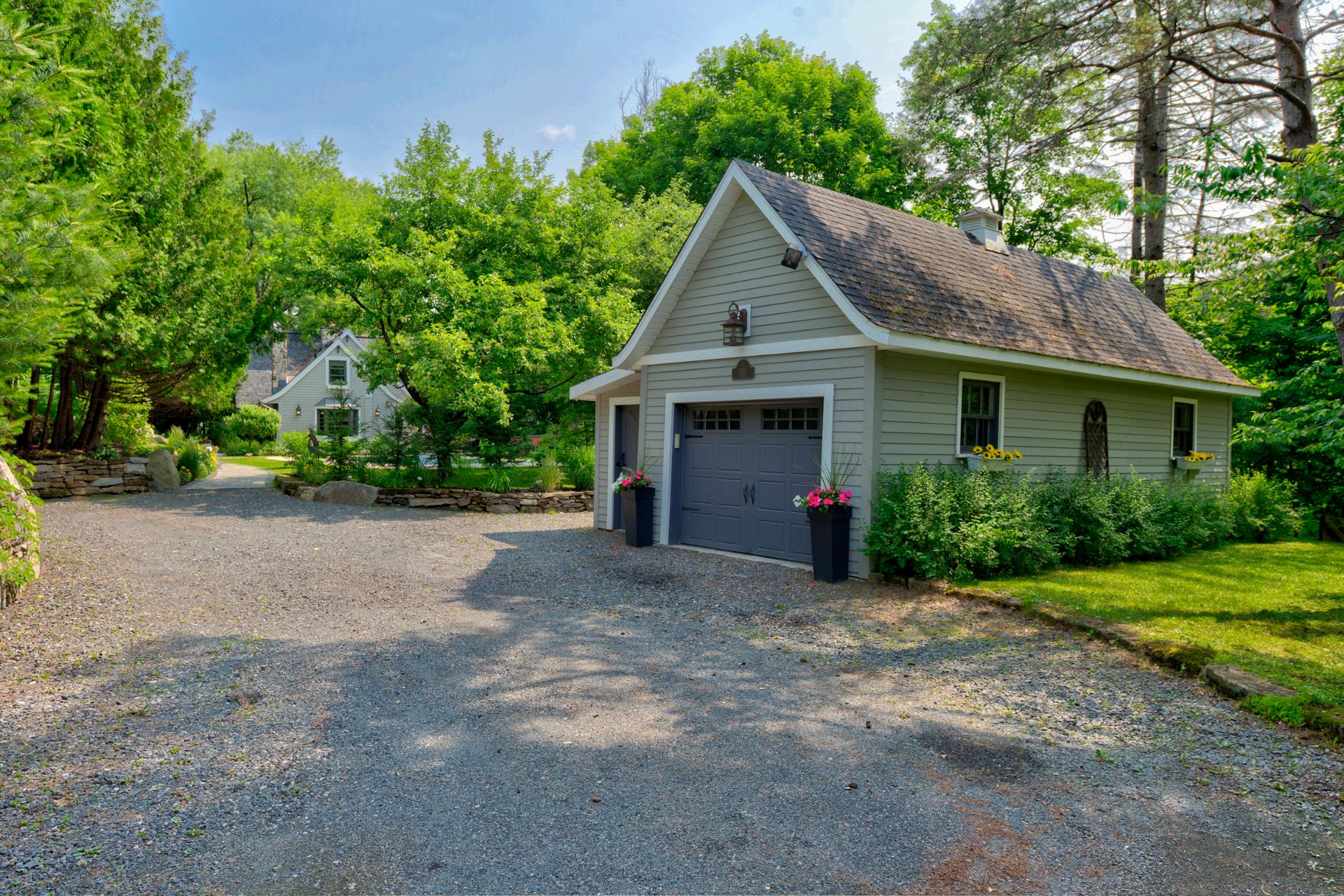Photo - Garage