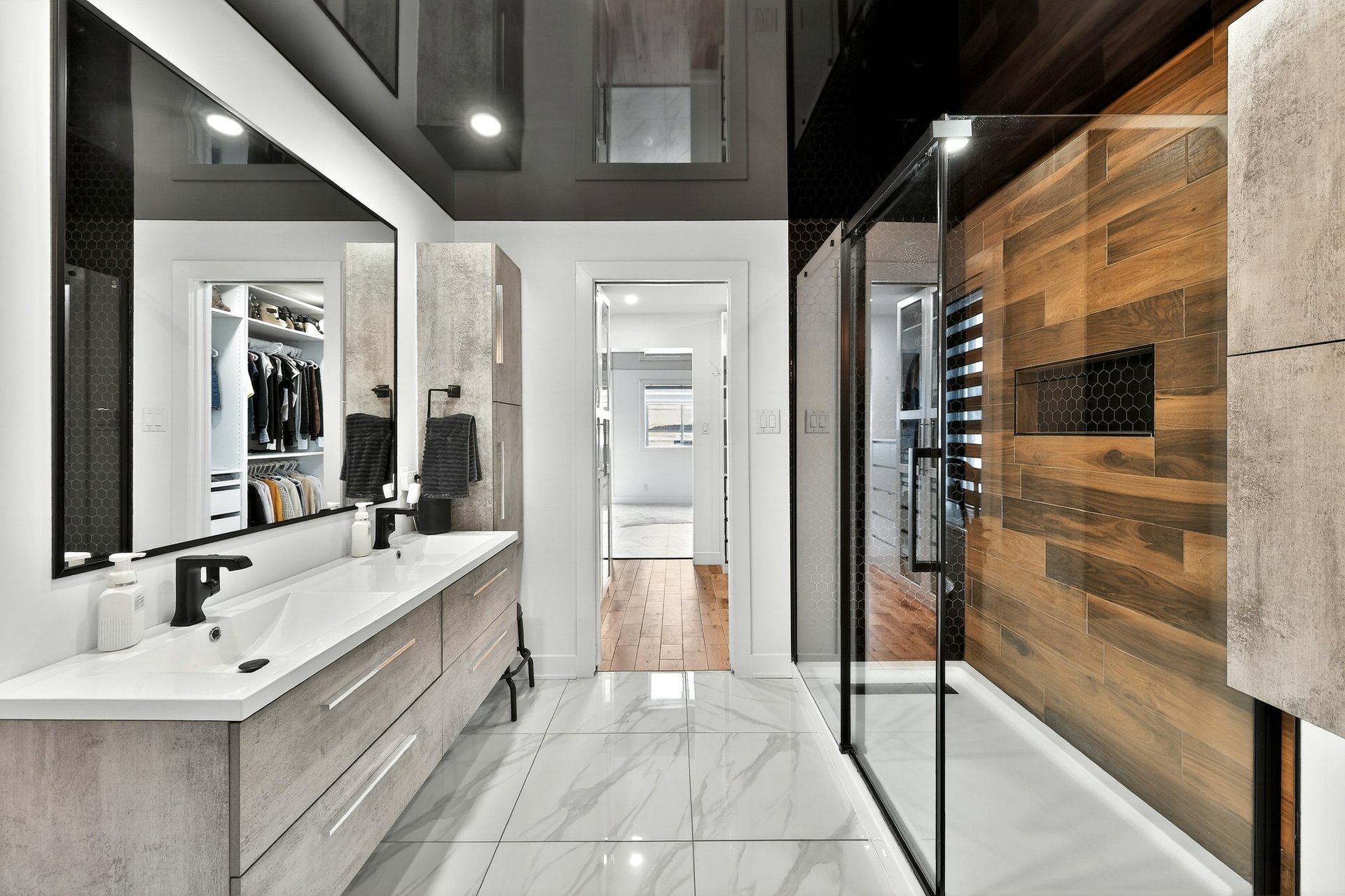 Photo - Ensuite bathroom