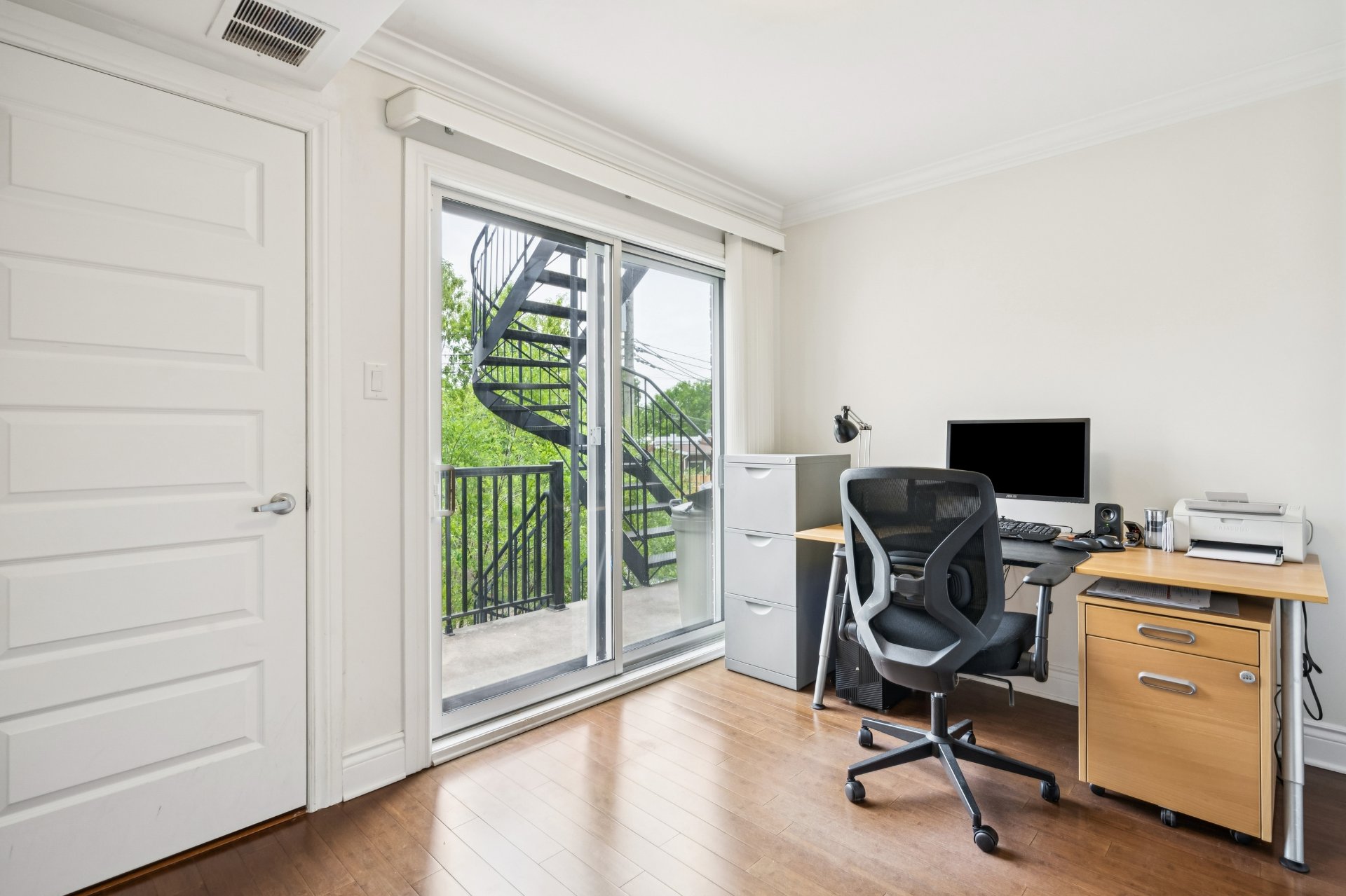 Photo - Bureau