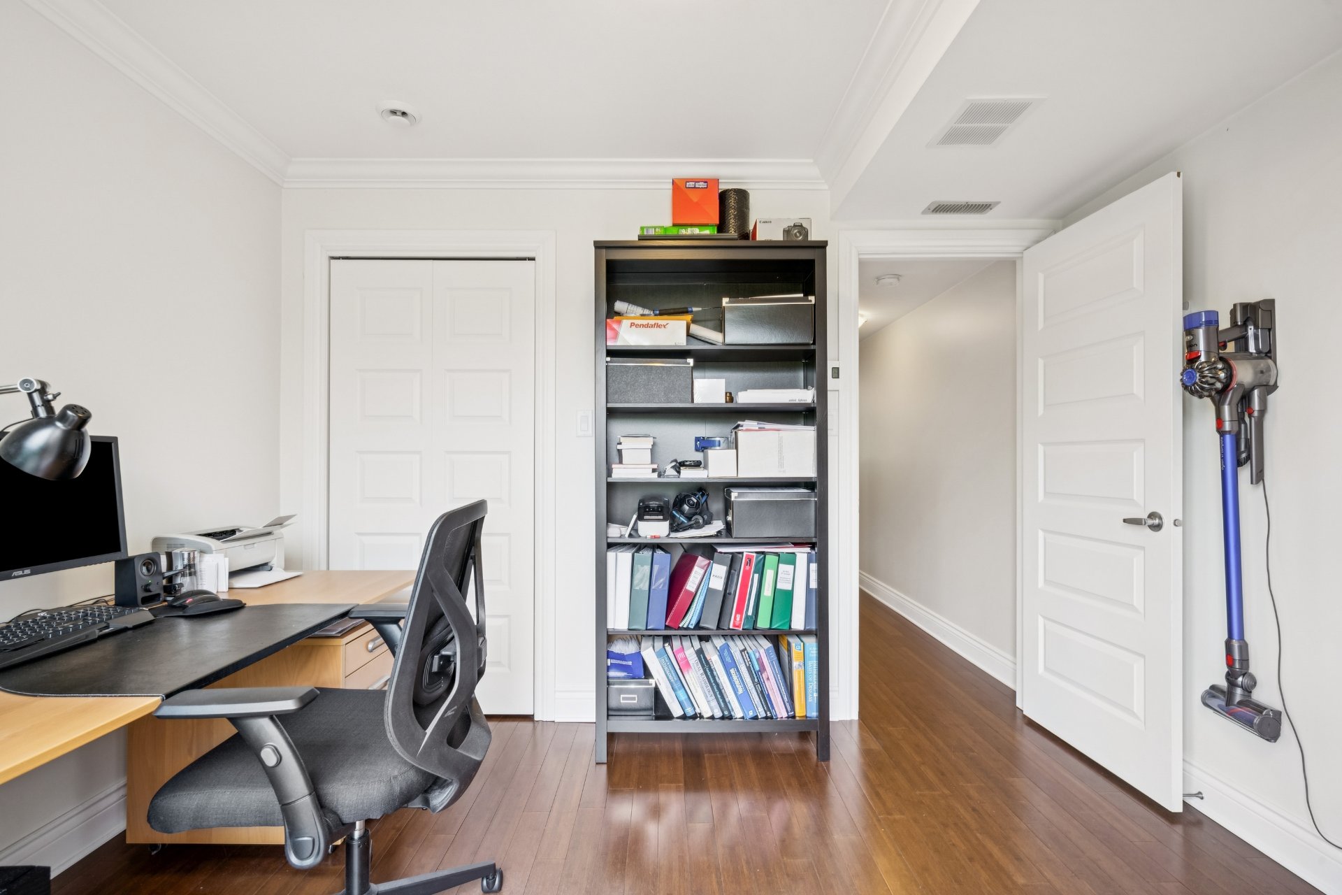 Photo - Bureau