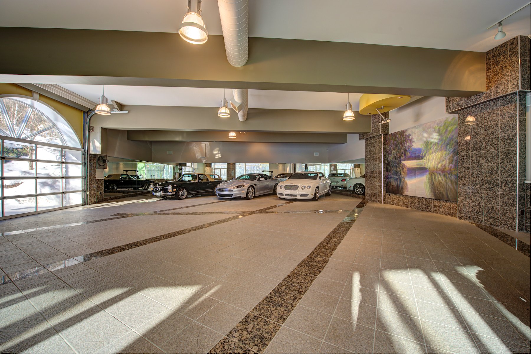 Photo - Garage