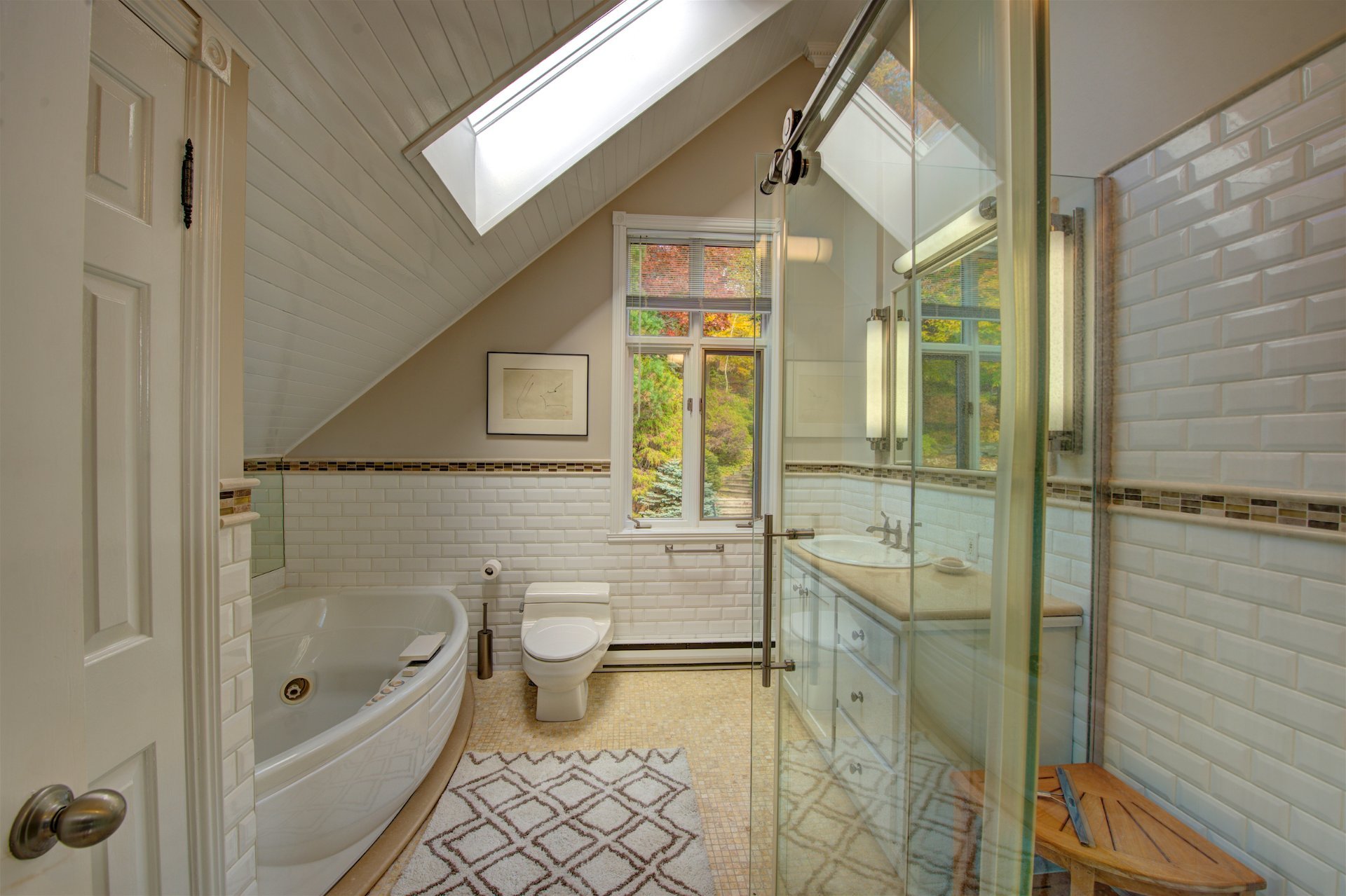 Photo - Ensuite bathroom