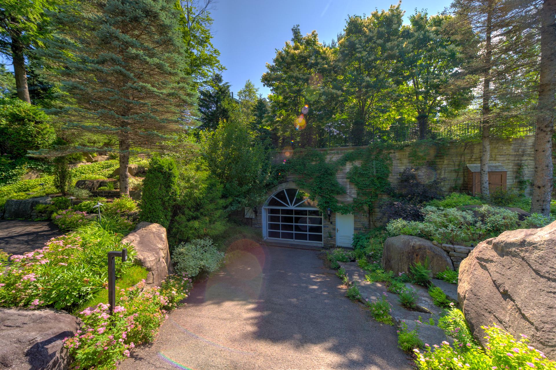 Photo - Garage