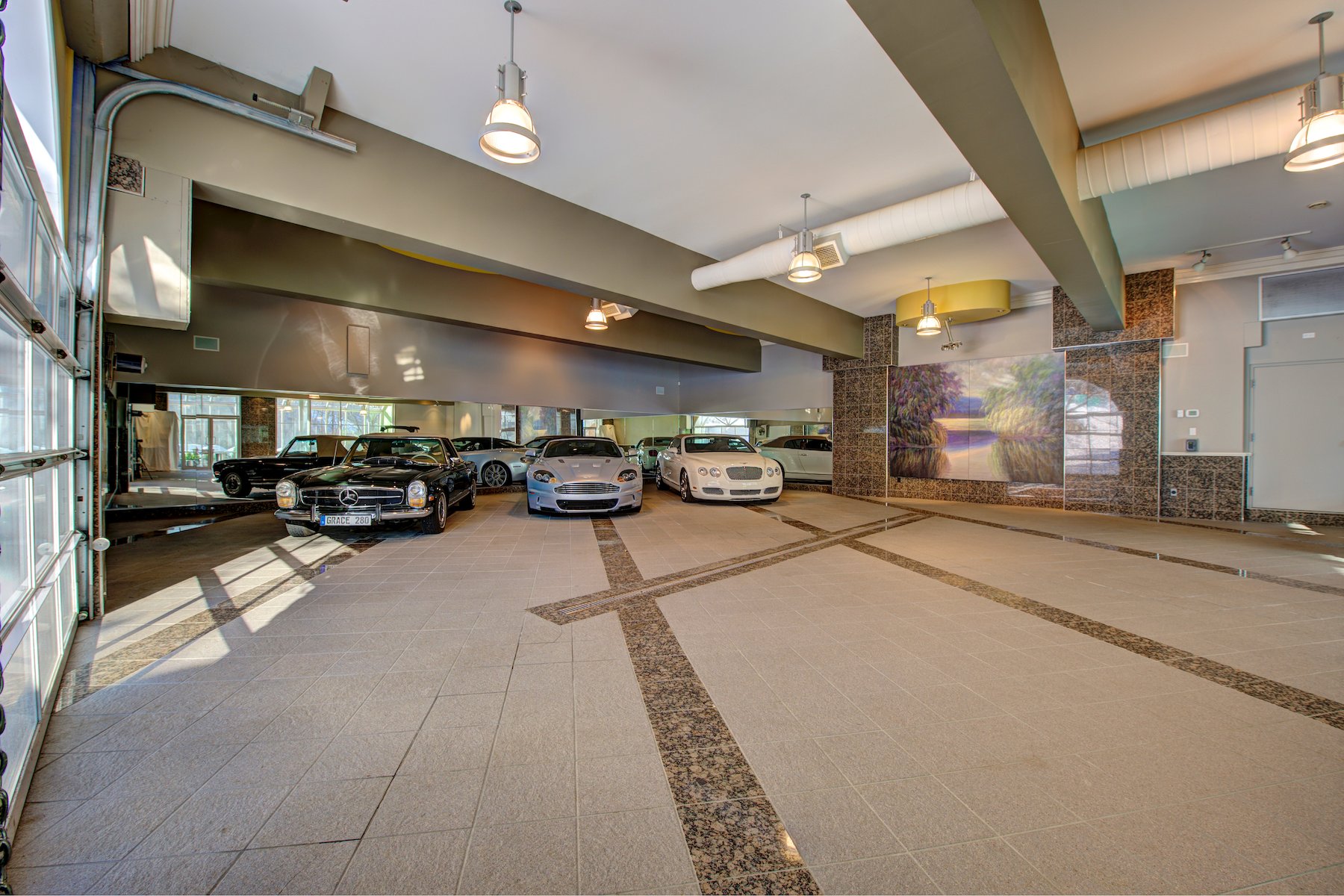 Photo - Garage