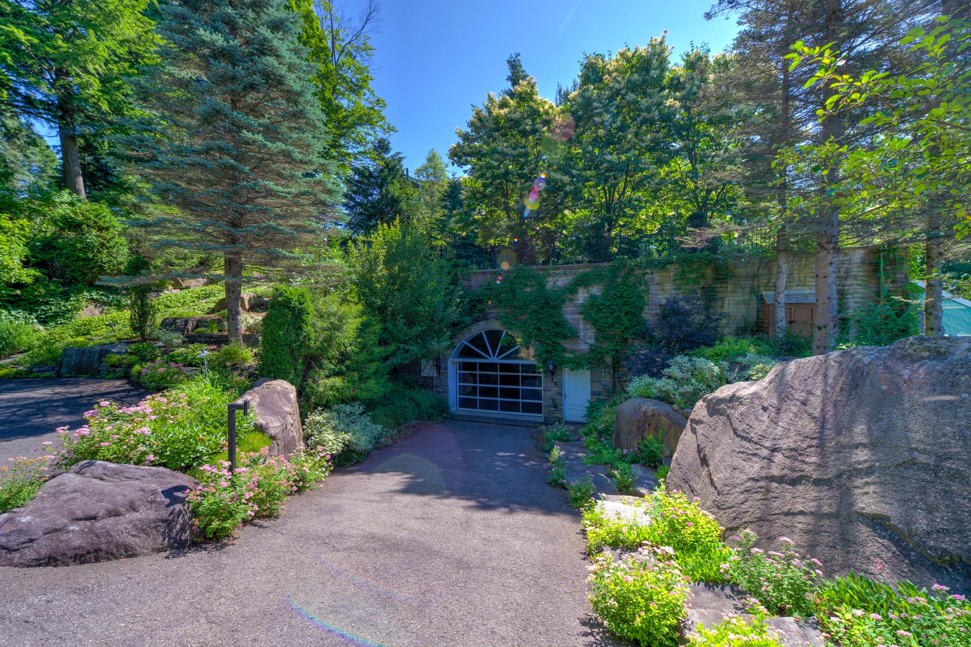 Photo - Garage