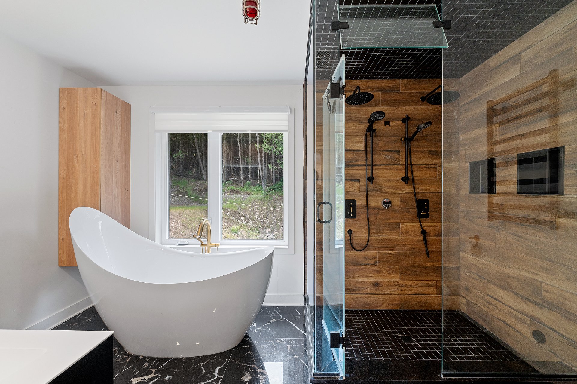 Photo - Ensuite bathroom