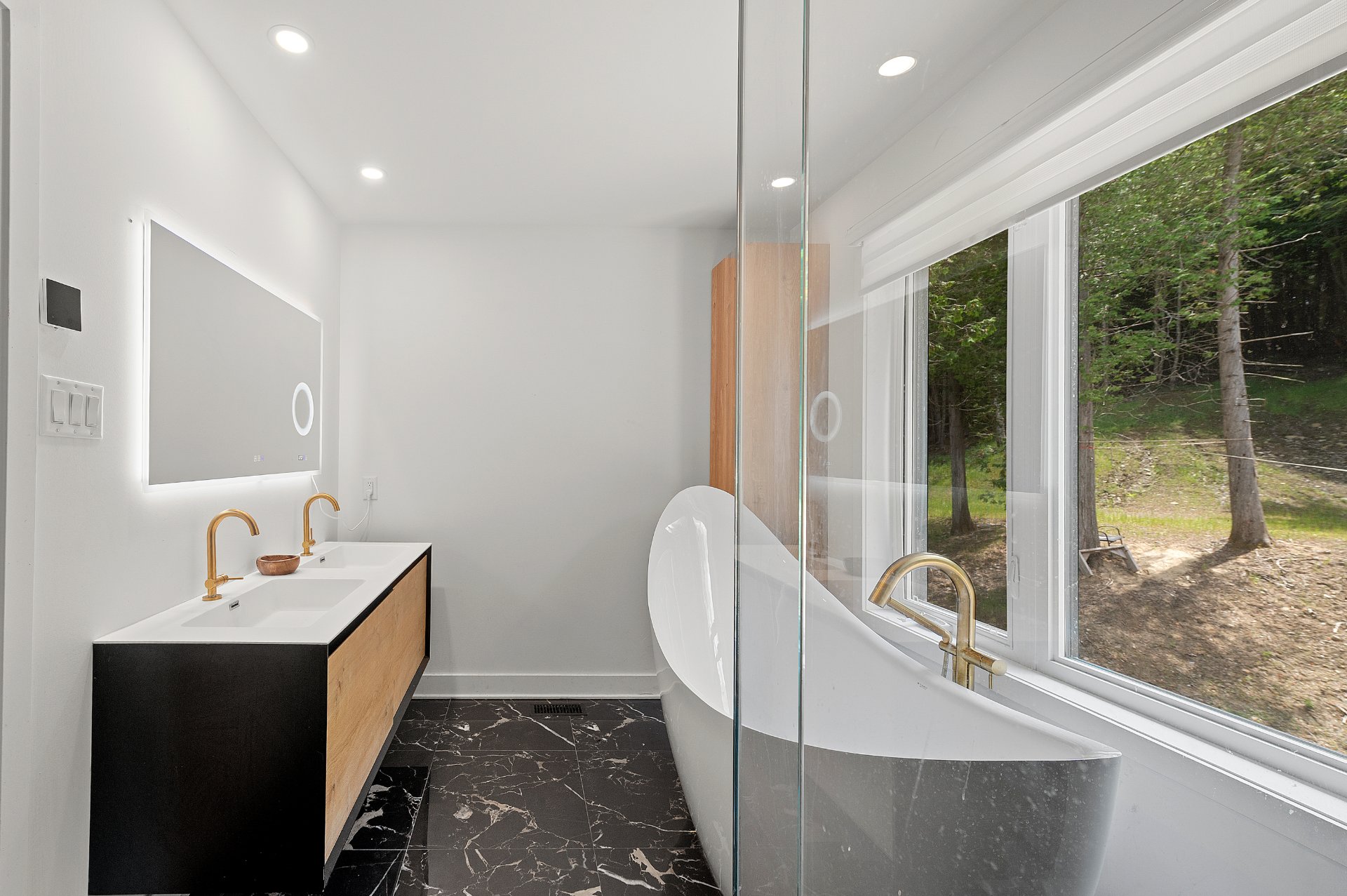 Photo - Ensuite bathroom