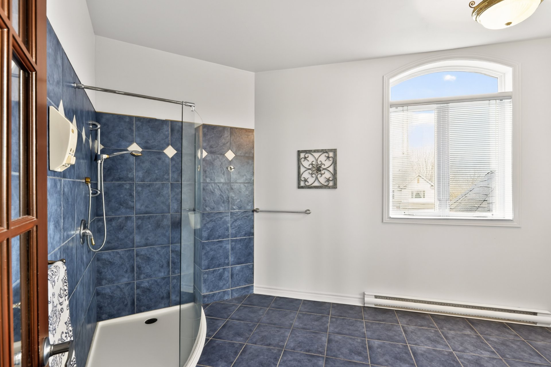 Photo - Ensuite bathroom