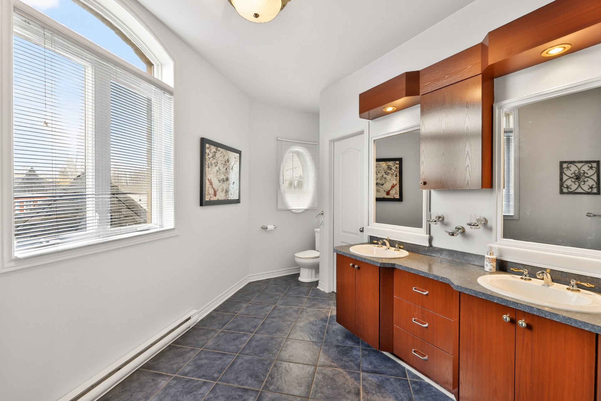 Photo - Ensuite bathroom