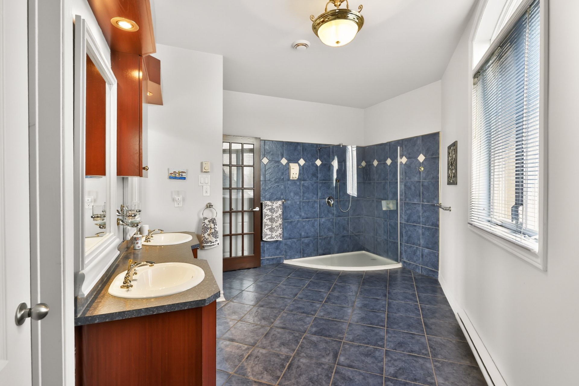 Photo - Ensuite bathroom