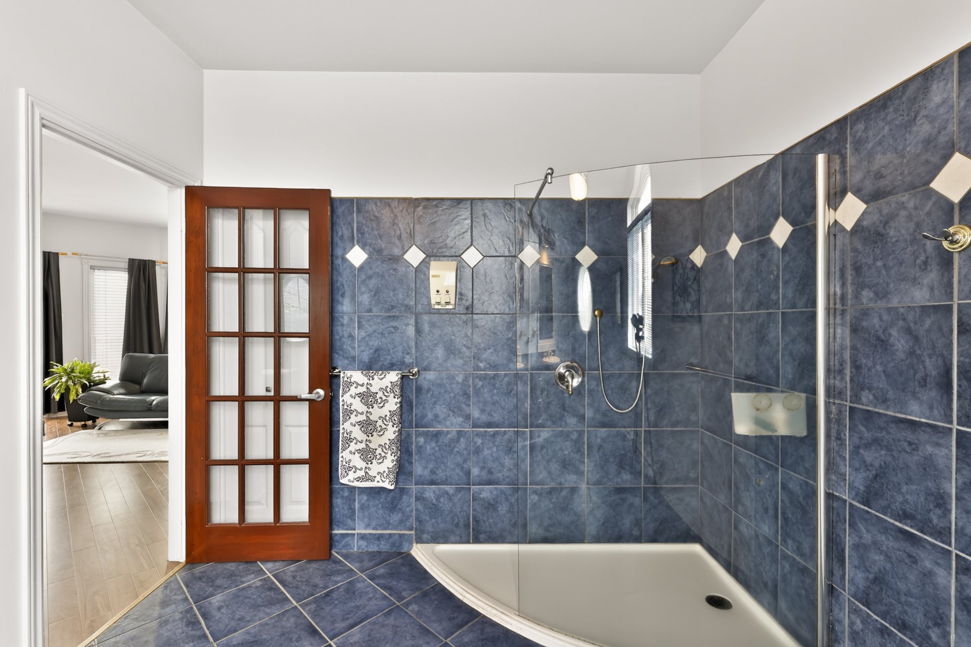 Photo - Ensuite bathroom