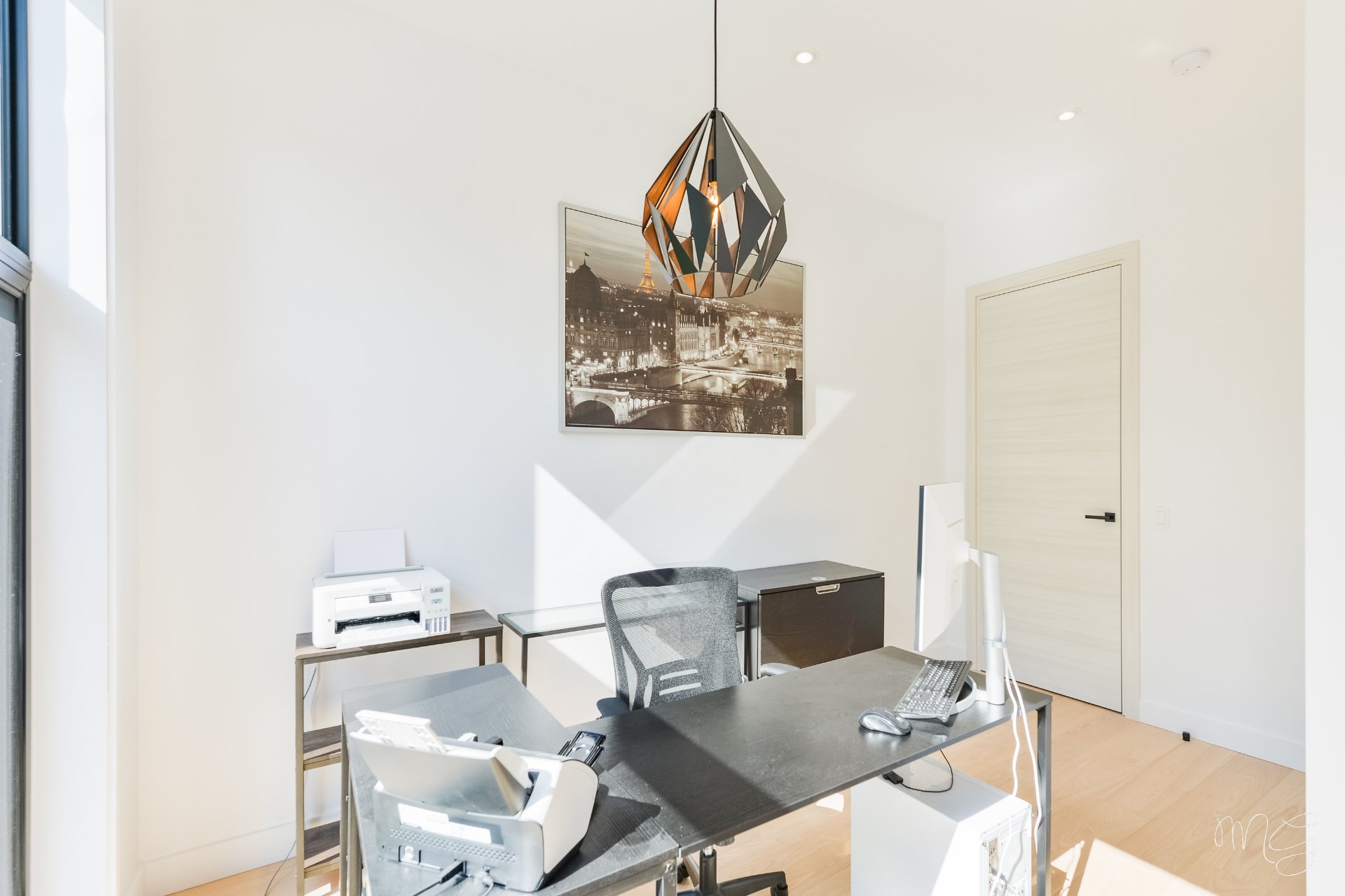Photo - Bureau
