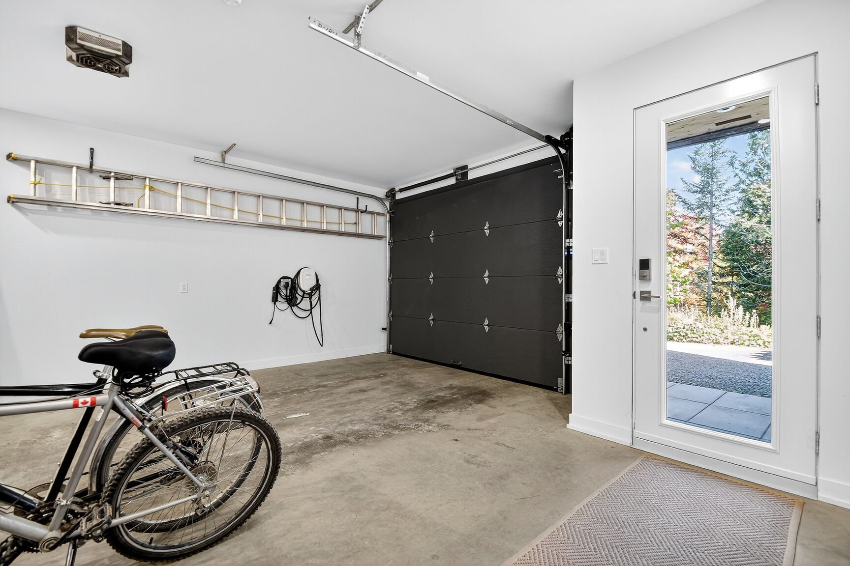 Photo - Garage