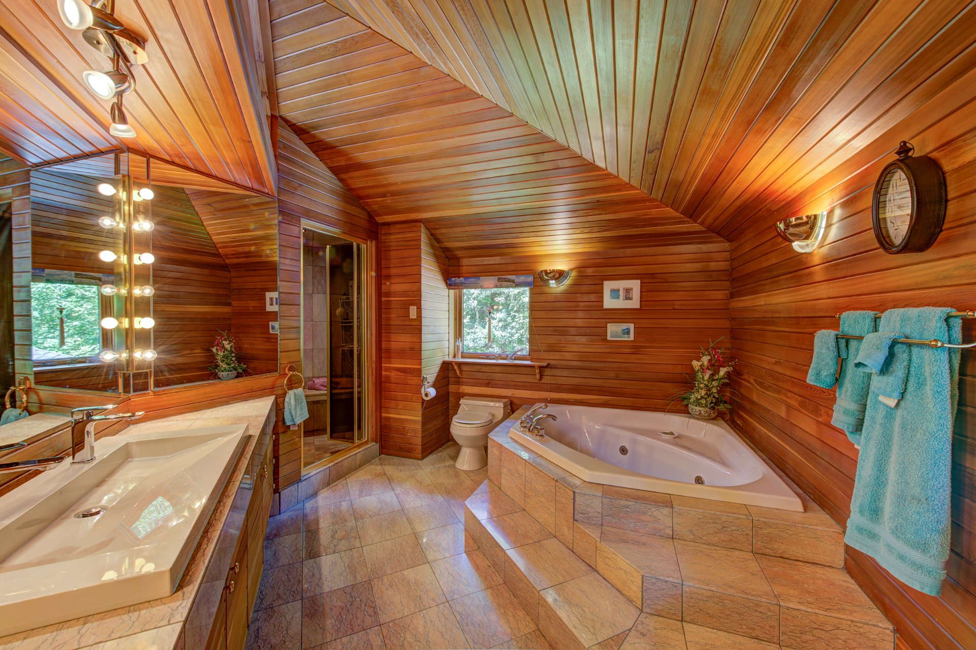 Photo - Ensuite bathroom