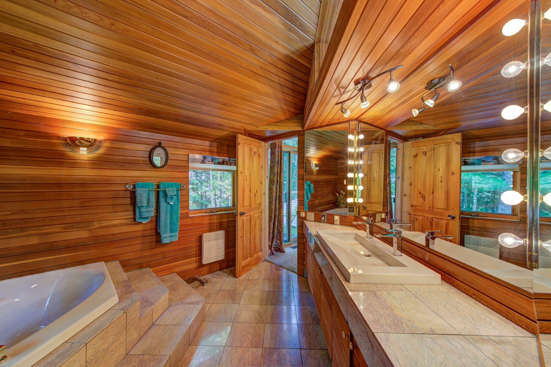 Photo - Ensuite bathroom