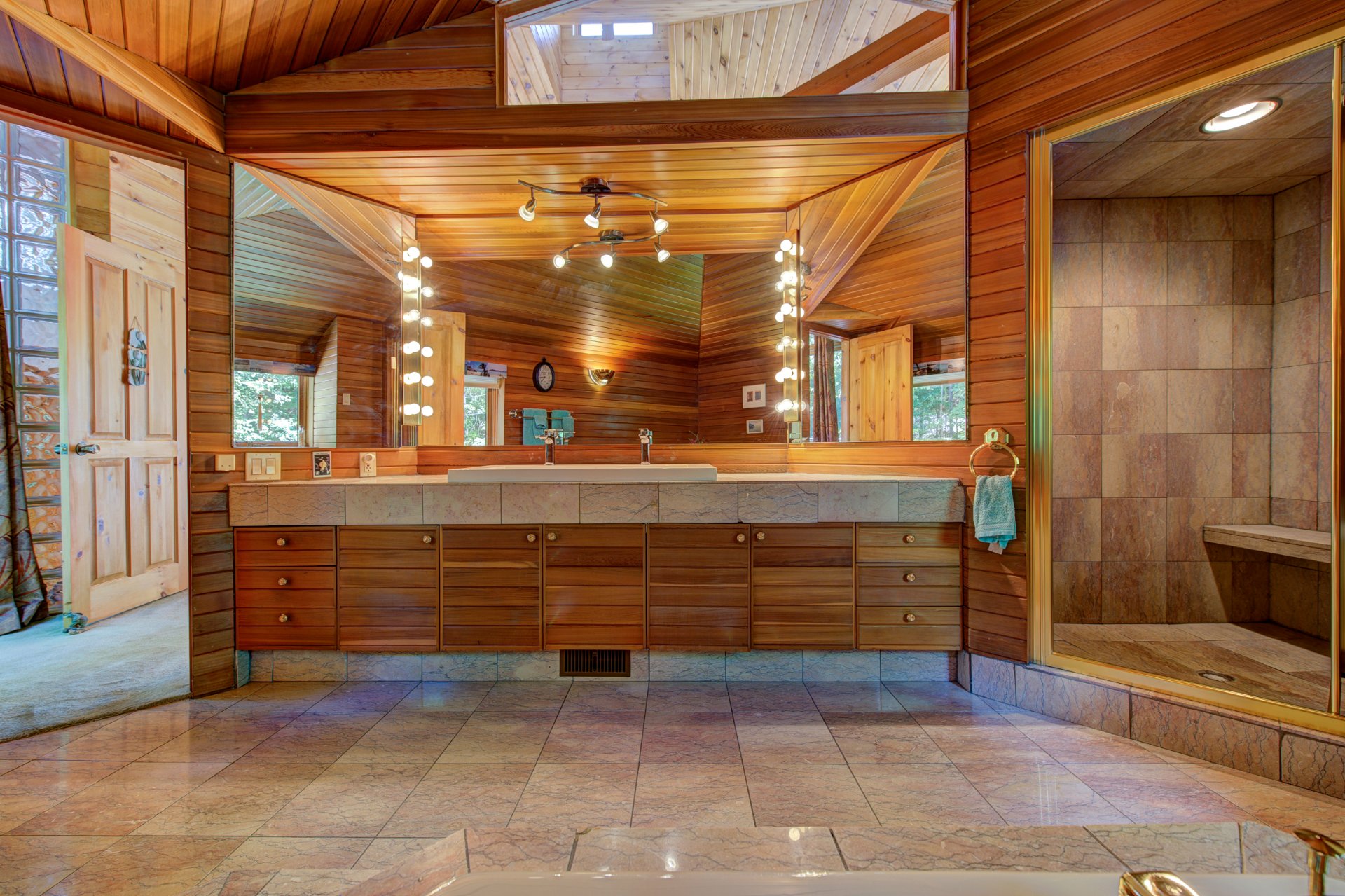 Photo - Ensuite bathroom