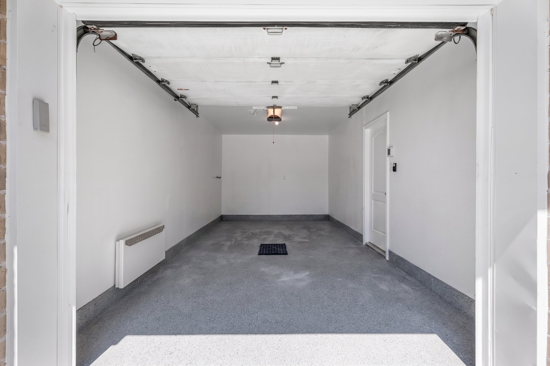 Photo - Garage