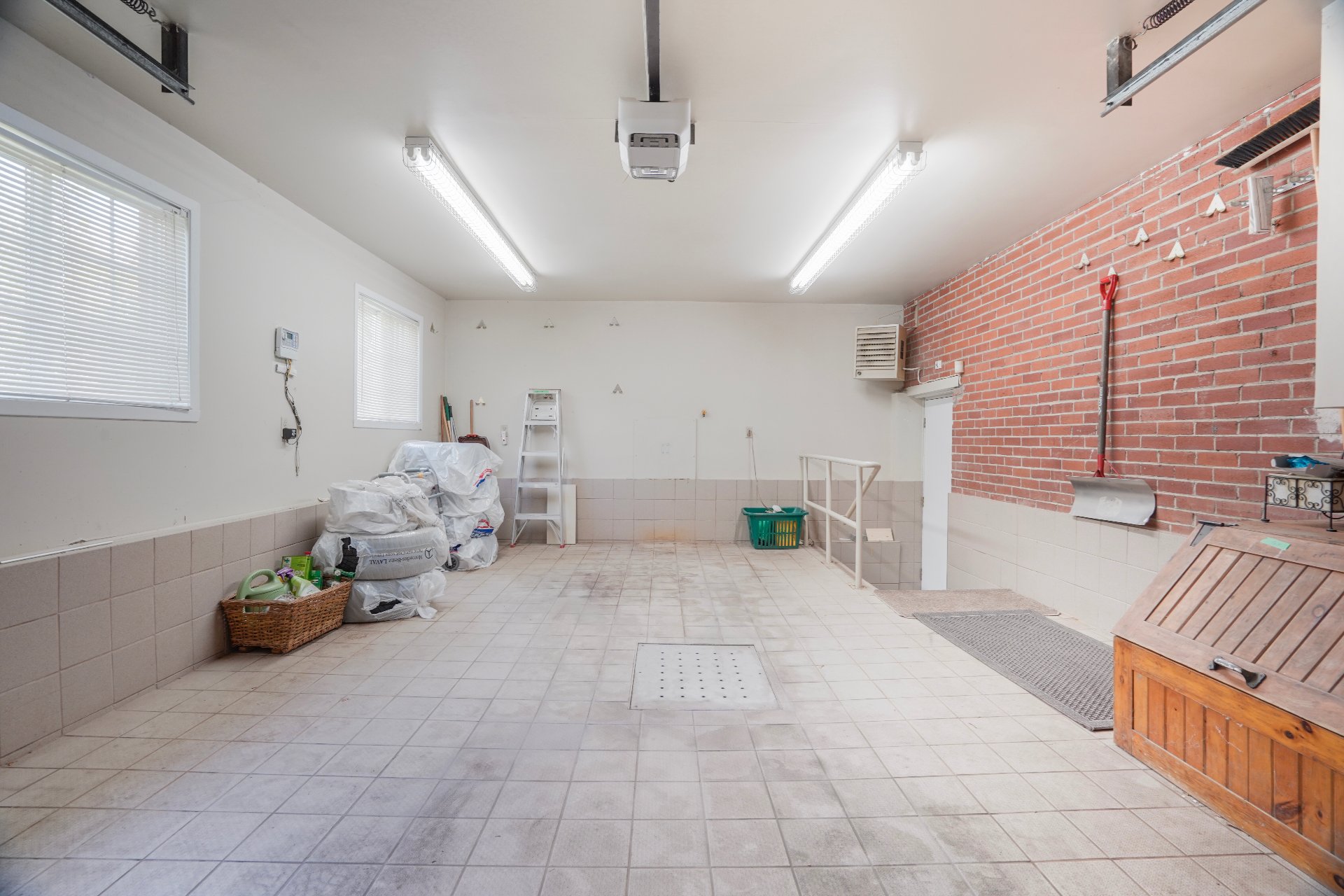 Photo - Garage