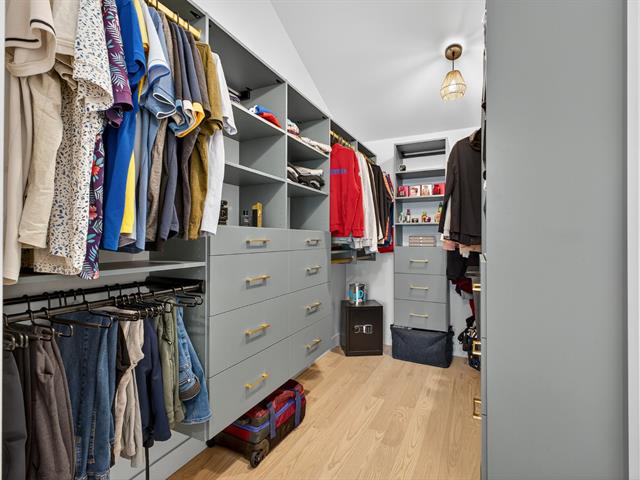 Walk-in closet