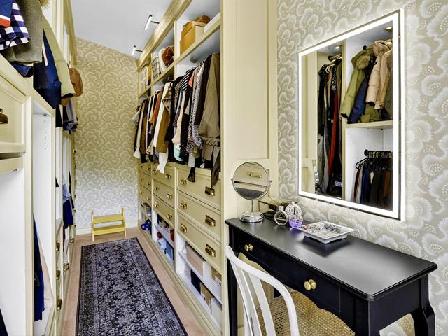 Walk-in closet