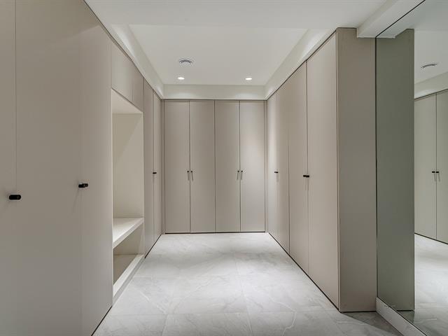 Walk-in closet