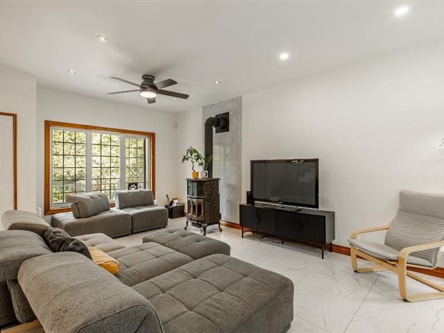 Maison à étages vendu, Saint-Colomban