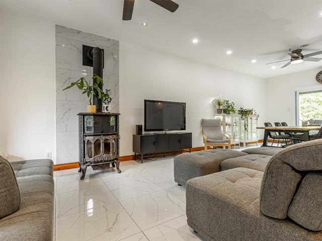 Maison à étages vendu, Saint-Colomban