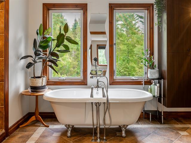 Maison à étages vendu, Saint-Colomban