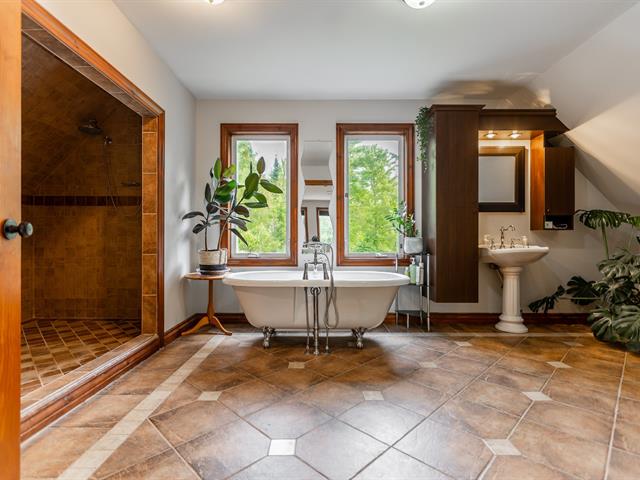 Maison à étages vendu, Saint-Colomban