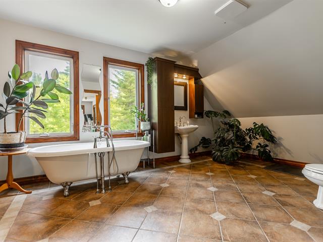 Maison à étages vendu, Saint-Colomban